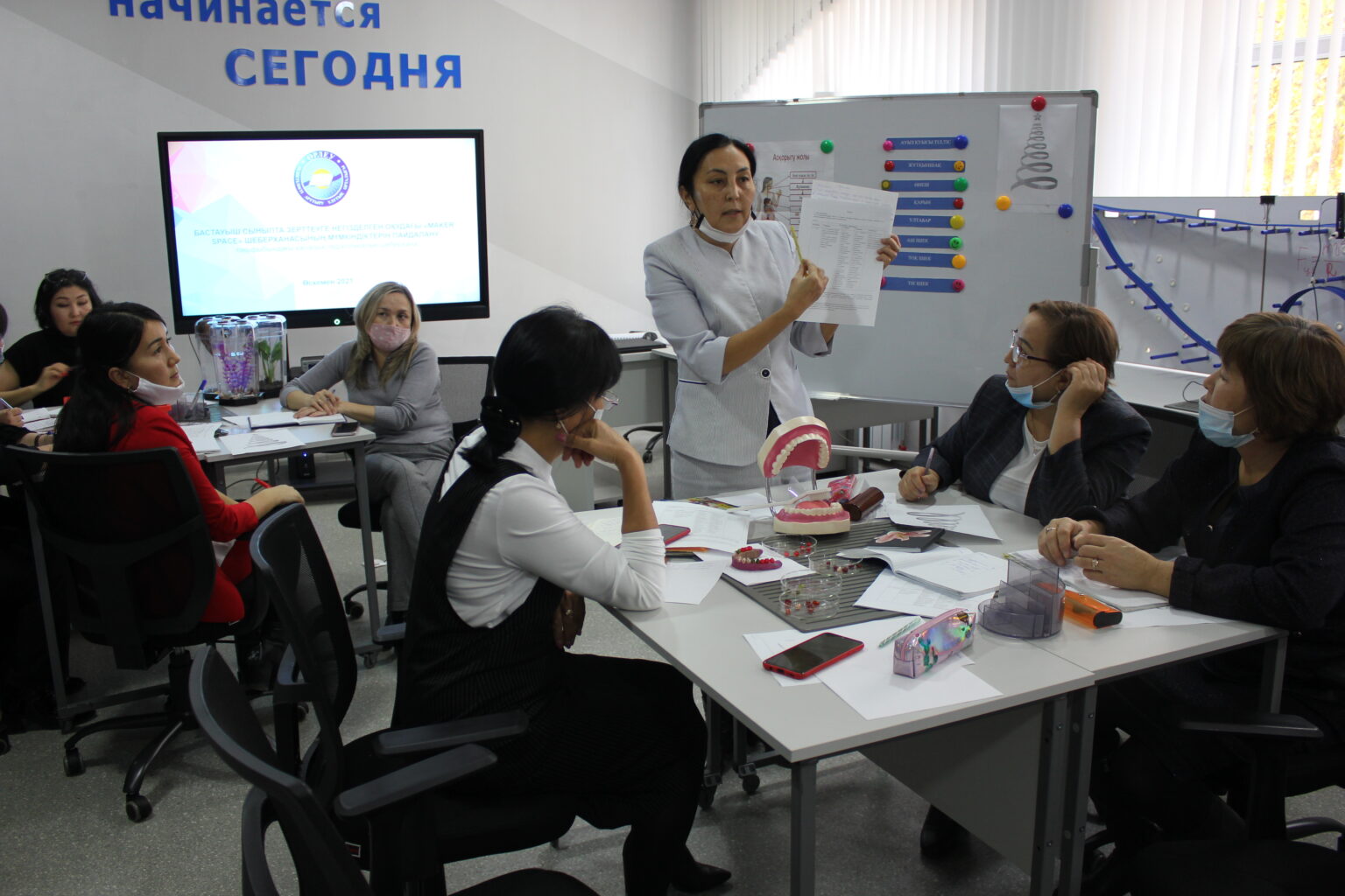 Төрт аяқта тұрған жалаңаш қыздардың суреттері